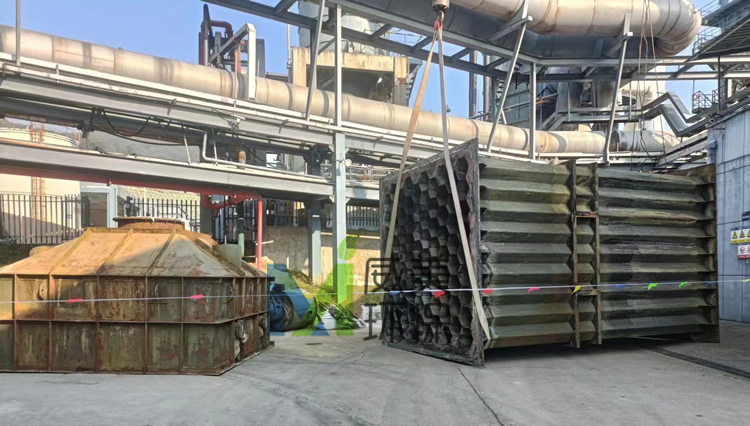 拆下來(lái)的濕電除塵器陽(yáng)極系統(tǒng)管束和氣室